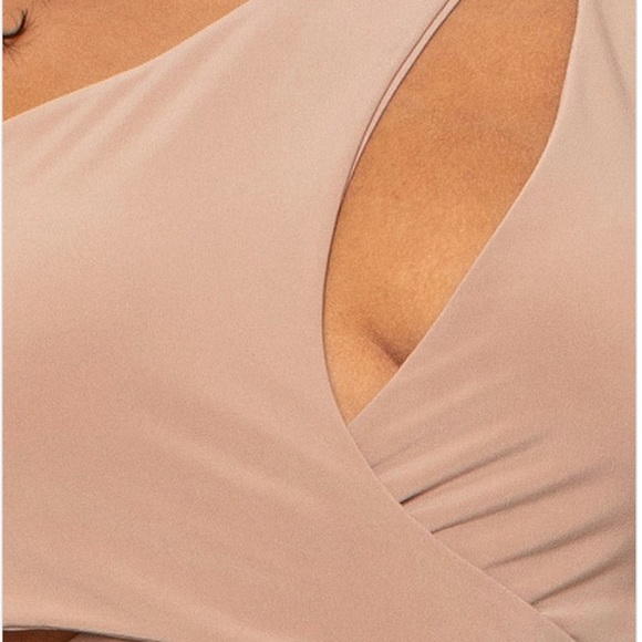 ONE SHOULDER WRAP CROP TOP
KEYHOLE DETAIL
LONG SLEEVE - Picture 2 of 3